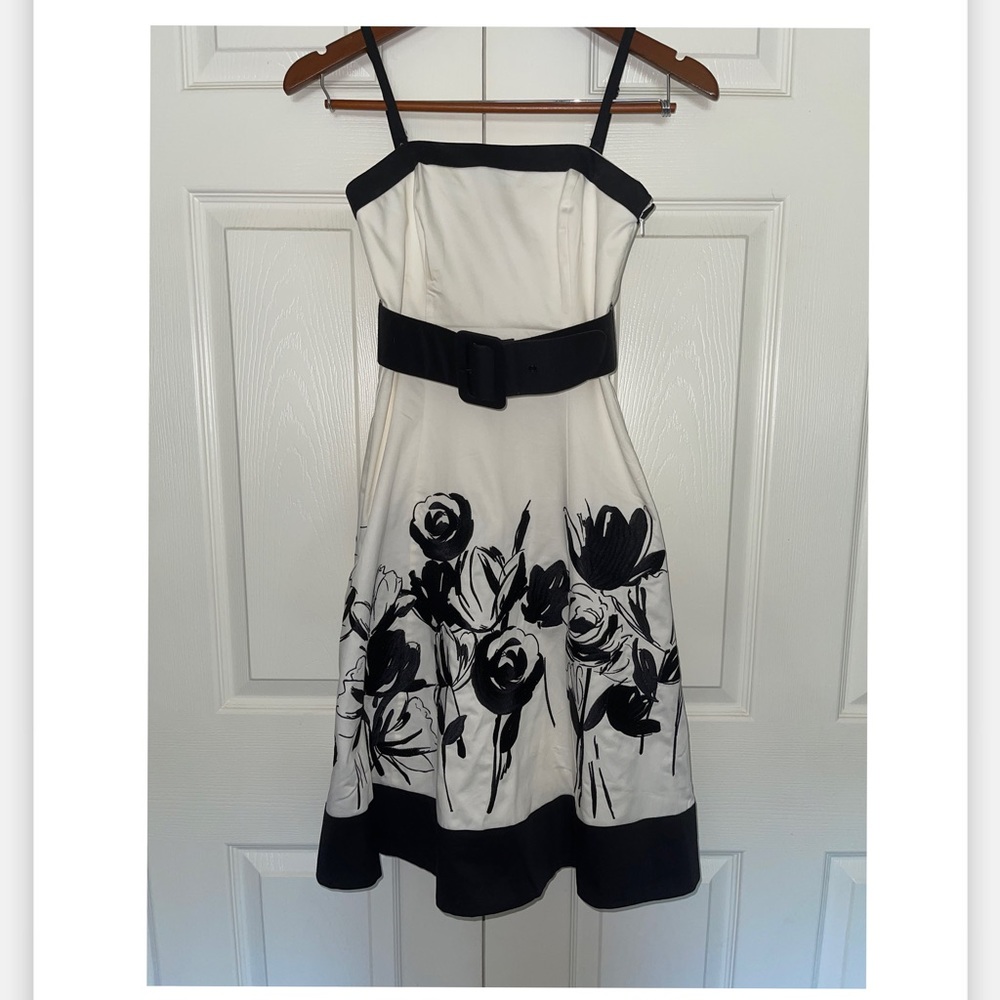 $165 White house black market flower embroidered Dress size 00